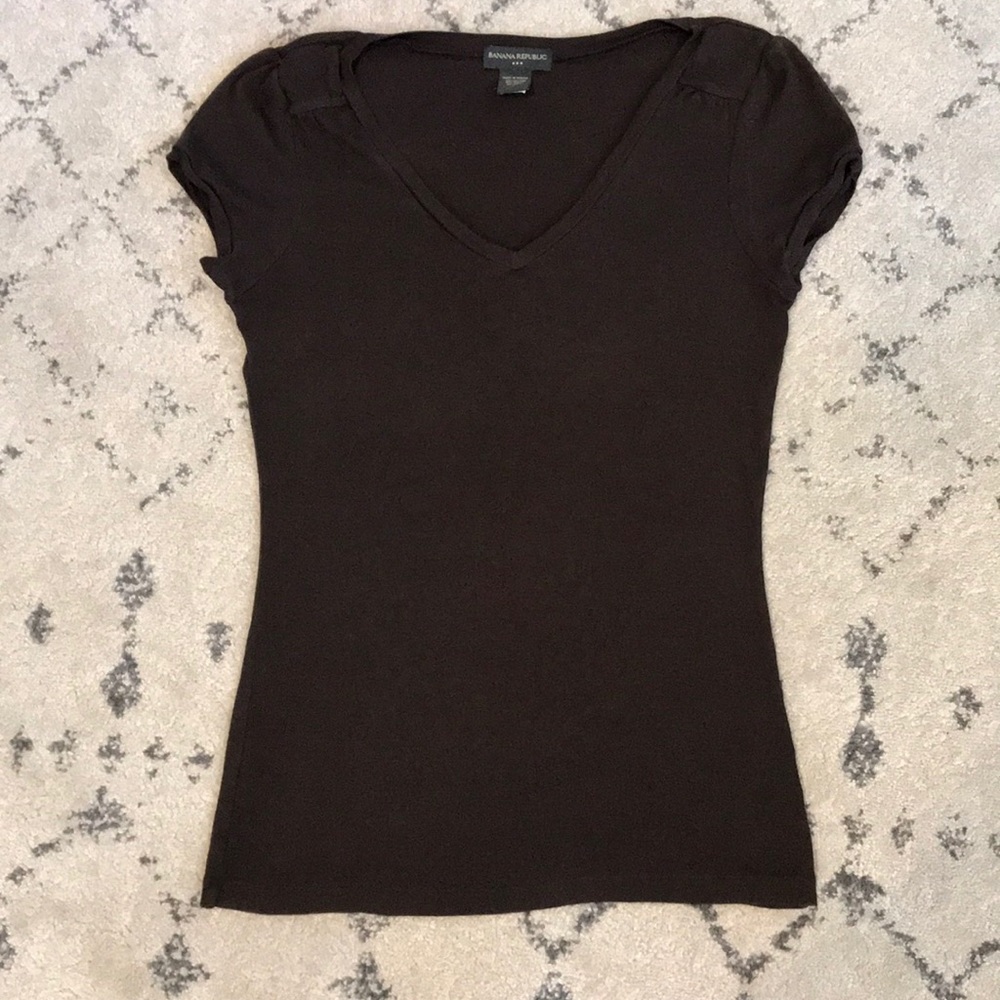Banana Republic Women’s Brown V-neck shirt size S
